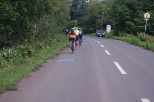 路面表示を設置したサイクリングコースを通行するサイクリスト