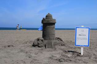 2013年砂像コンテスト『灯台とハマナス』
