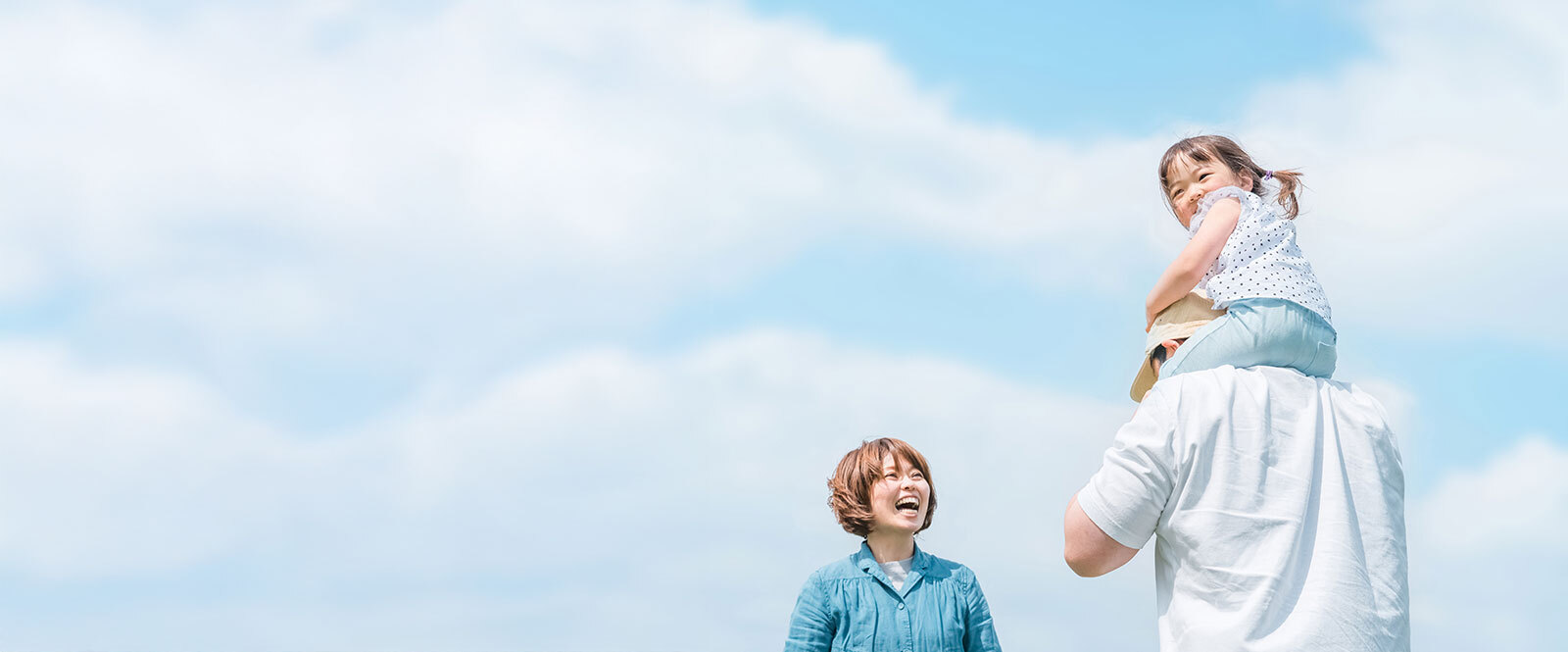 写真：青空と親子