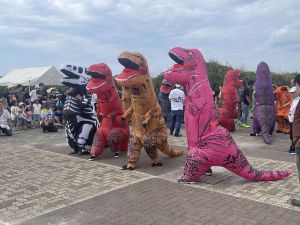 写真:ティラノサウルスレース