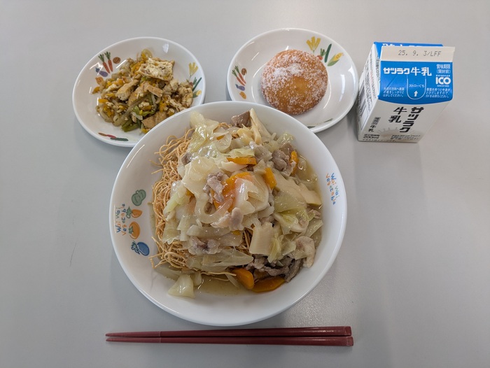 写真:石狩市学校給食センター8月26日提供の給食