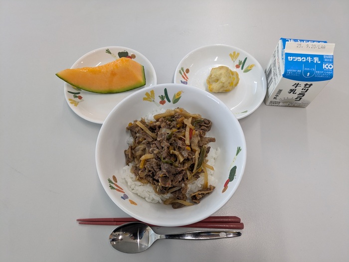 写真:石狩市学校給食センター9月17日提供の給食