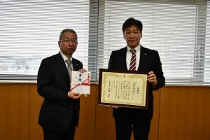 写真:贈呈時の様子