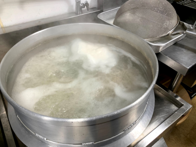 写真:蕎麦をゆがいている
