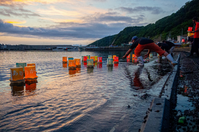 写真：灯篭流し
