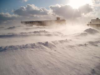 写真：強烈な地吹雪の様子