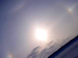 写真：太陽の周りの虹のような現象