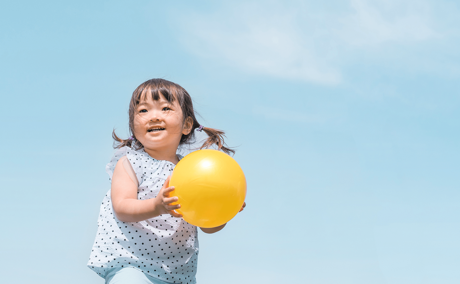 写真：ボールを持つ女の子