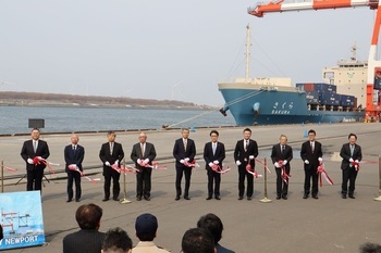 テープカットの写真