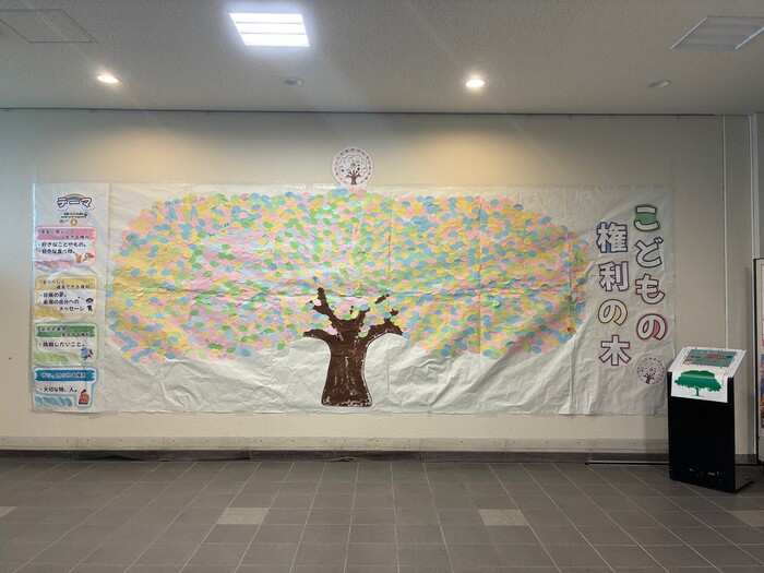 市役所1階ロビーに展示