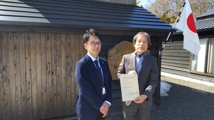 伊藤社会教育部長(左)と江崎幹夫氏(右)、旧山谷家住宅石倉前