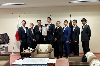 小林鷹之政務調査会長要望書写真
