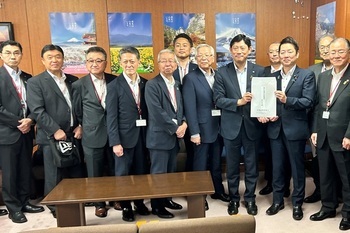 永井学国土交通大臣政務官要望書写真
