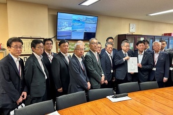 安部賢港湾局長要望書写真
