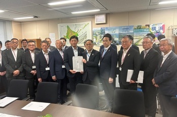 石川伸北国土交通省北海道局長要望書写真