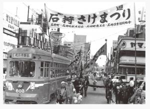 さけまつりのPrで札幌市内をパレードする様子