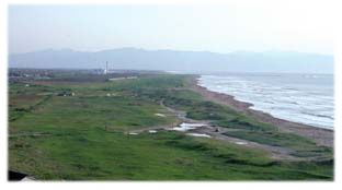 「石狩浜に沿って小樽まで延びる石狩砂丘（厚田から石狩湾新港の方向）の写真