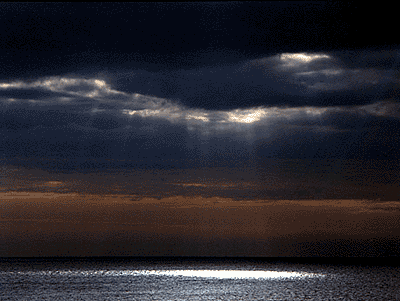「雲の合間から差し込んだ一瞬の閃き」の写真