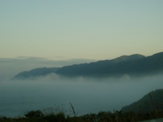 珍しい濃霧です。海上に霧がかかり。とても神秘的です。