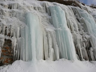 嶺泊付近の氷の滝です。海岸を歩くと見ることが出来ます